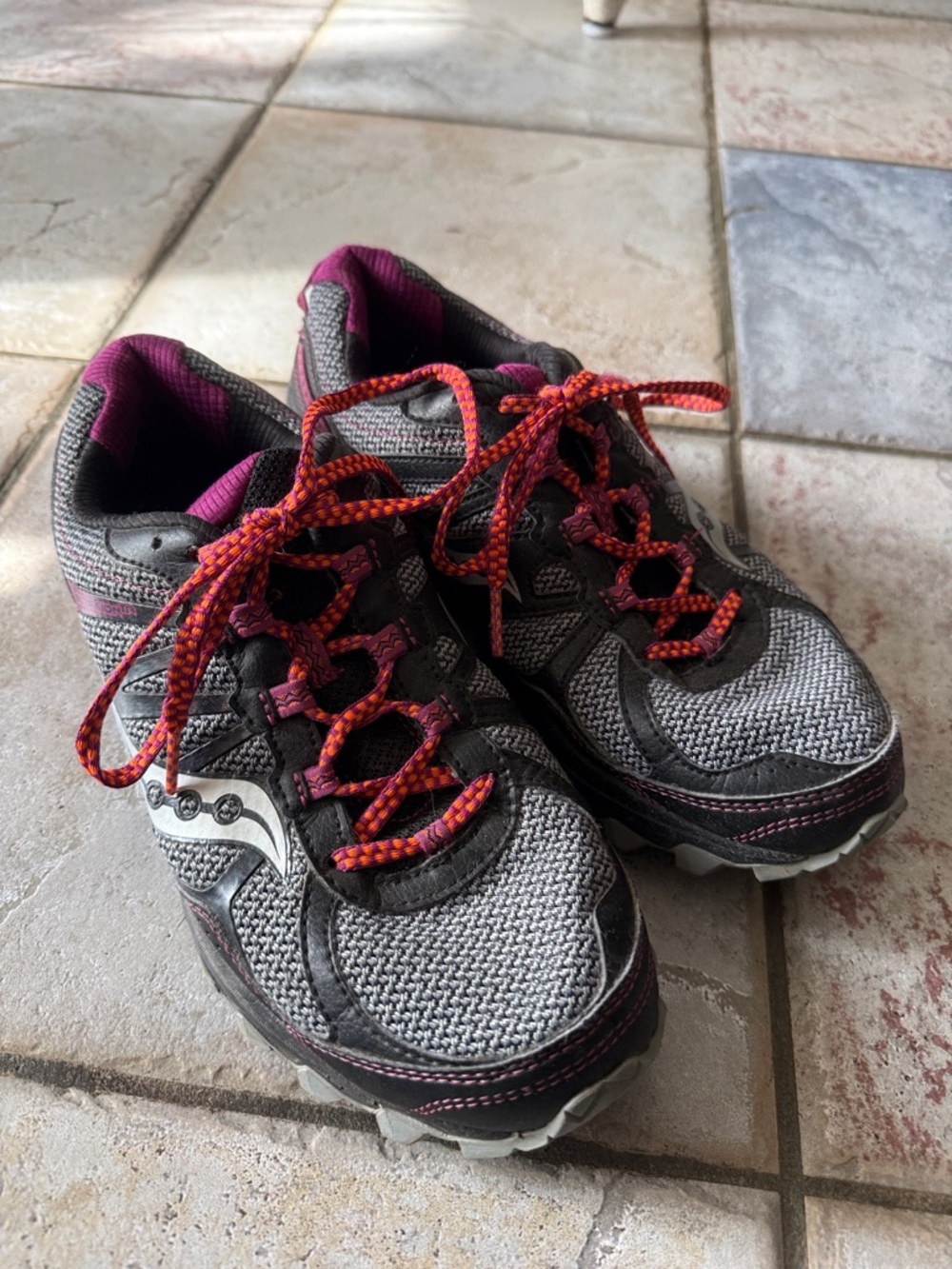 Saucony Women's Gray and Pink Trail Running Sneakers with Orange-Pink Laces 9W